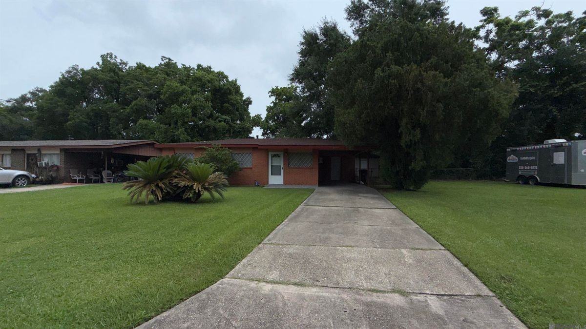 2457 Desoto Dr - Photo 2 of 13