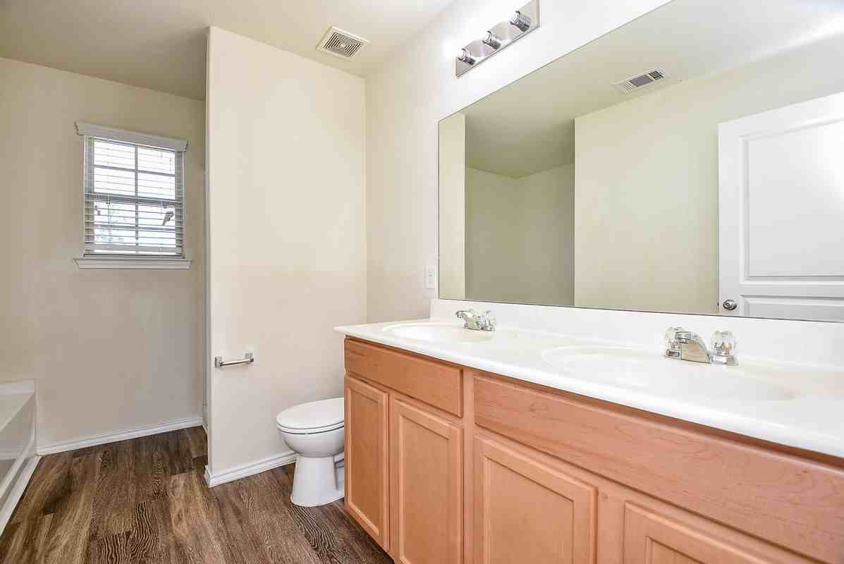 4407 Champions Landing Dr - Photo 7 of 32