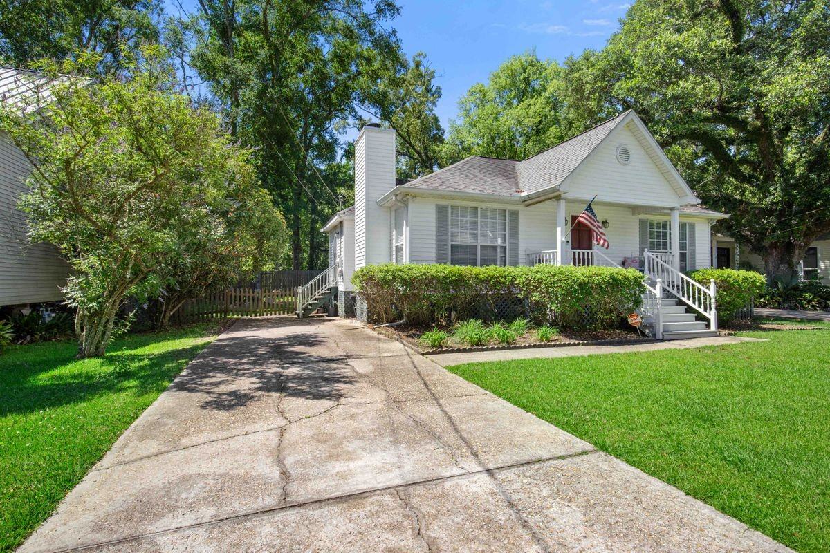 102 Woods Dr - Photo 2 of 17