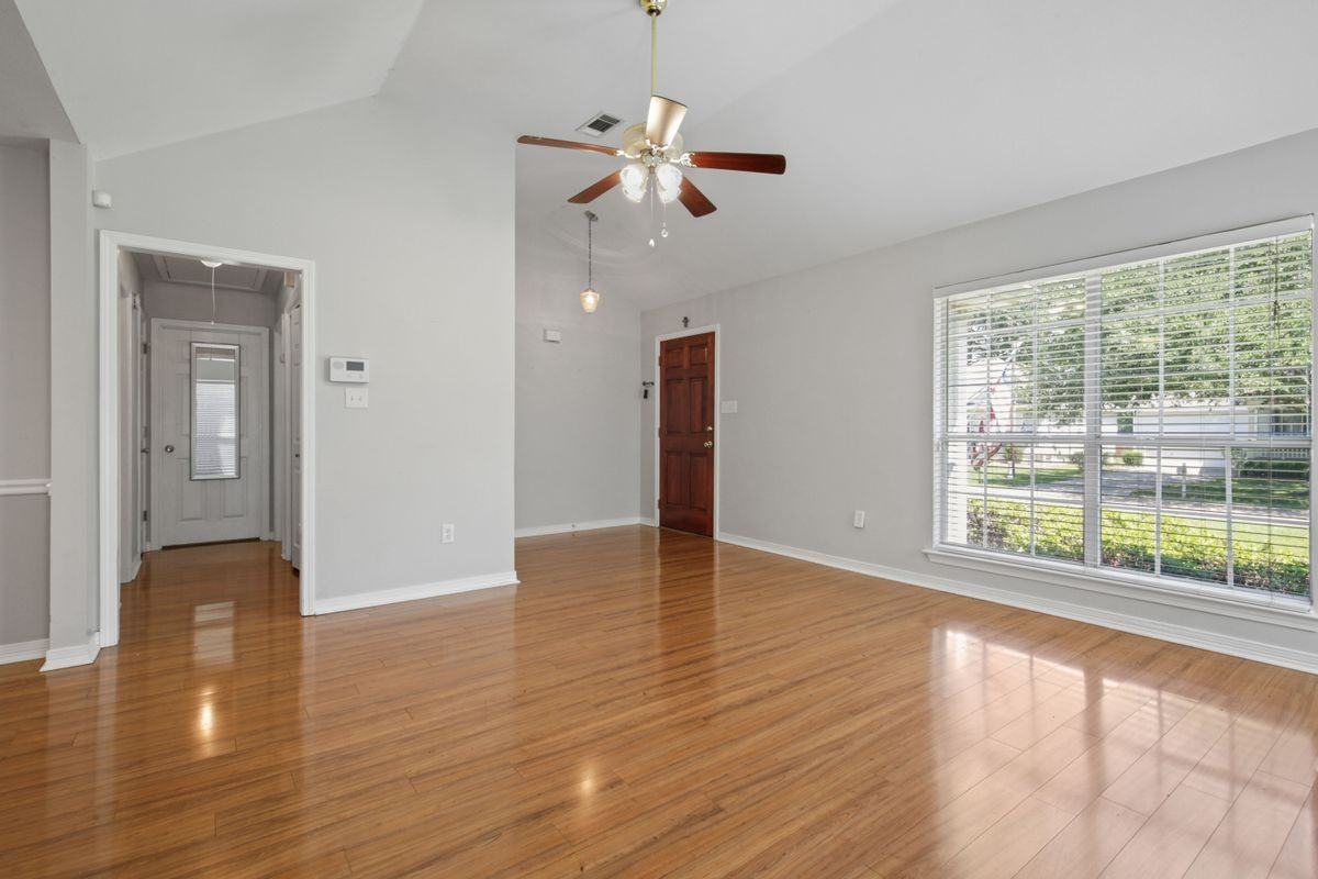 102 Woods Dr - Photo 4 of 17