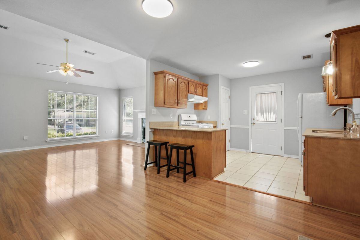 102 Woods Dr - Photo 6 of 17