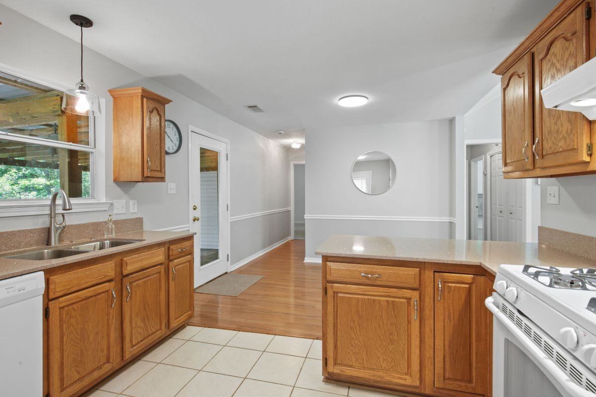 102 Woods Dr - Photo 7 of 17