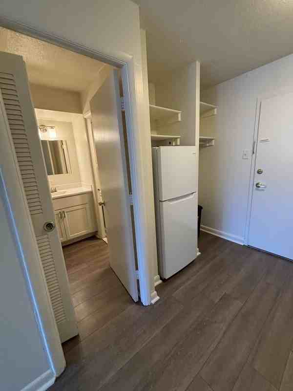 311 W Franklin St #205 - Photo 5 of 14