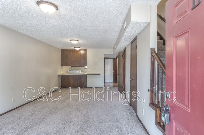 644 Earthside Dr Apt B - Photo 2 of 17