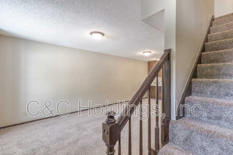 644 Earthside Dr Apt B - Photo 3 of 17