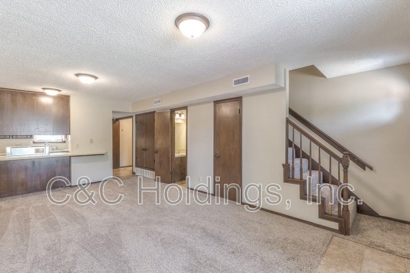 644 Earthside Dr Apt B - Photo 4 of 17