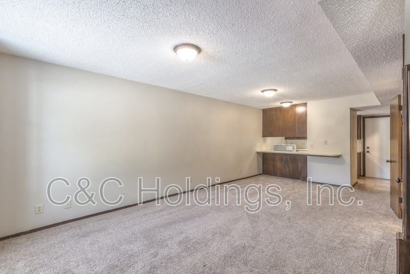 644 Earthside Dr Apt B - Photo 5 of 17