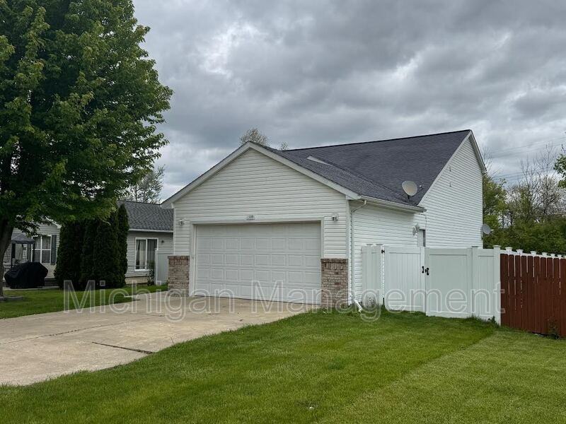 11099 Grover St - Photo 3 of 36