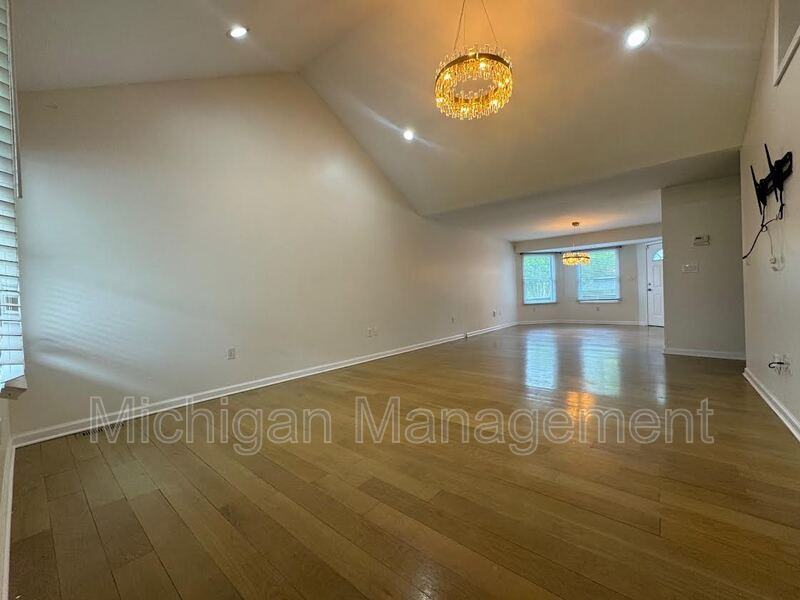 11099 Grover St - Photo 4 of 36