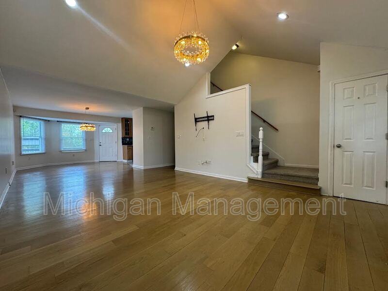 11099 Grover St - Photo 5 of 36