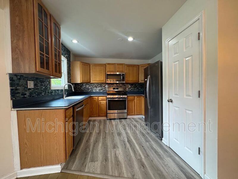 11099 Grover St - Photo 6 of 36