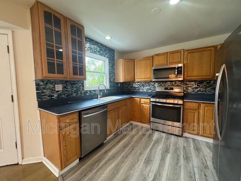 11099 Grover St - Photo 7 of 36