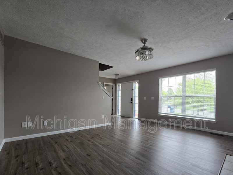 684 Glenlivet St - Photo 5 of 50