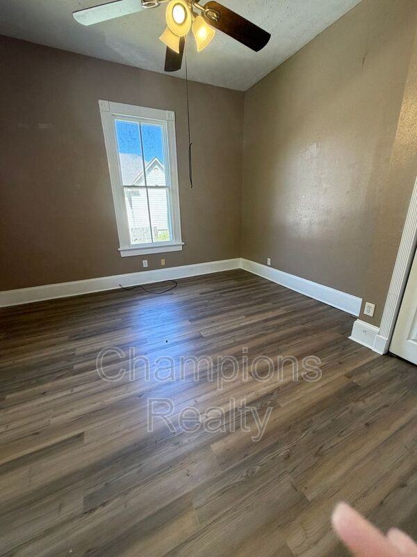 707 28th St - Photo 2 of 8