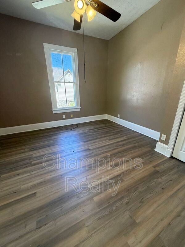 707 28th St - Photo 3 of 8