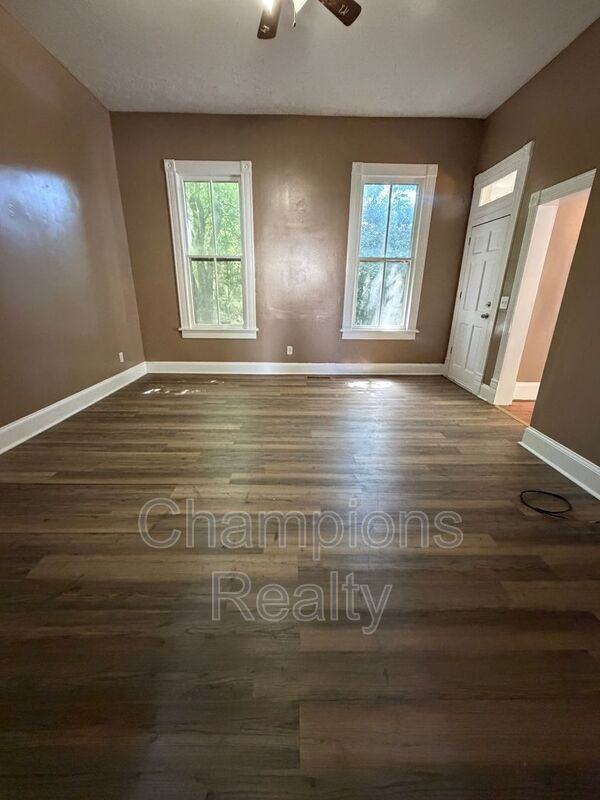 707 28th St - Photo 4 of 8