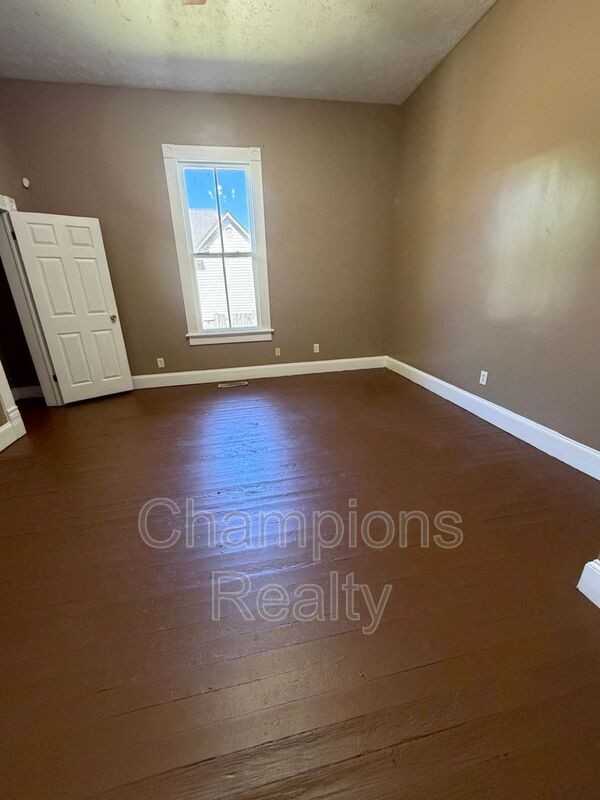707 28th St - Photo 5 of 8