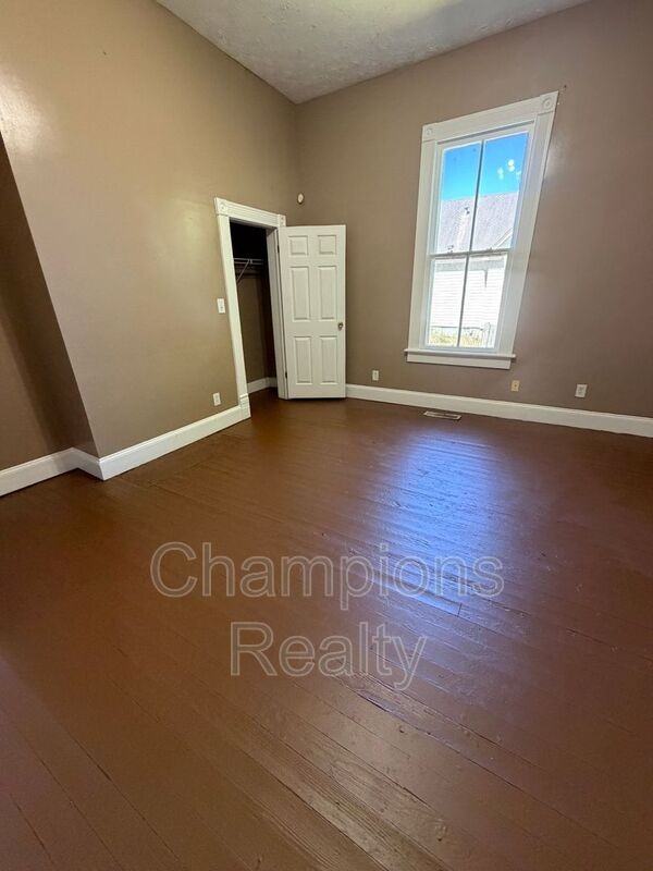 707 28th St - Photo 6 of 8