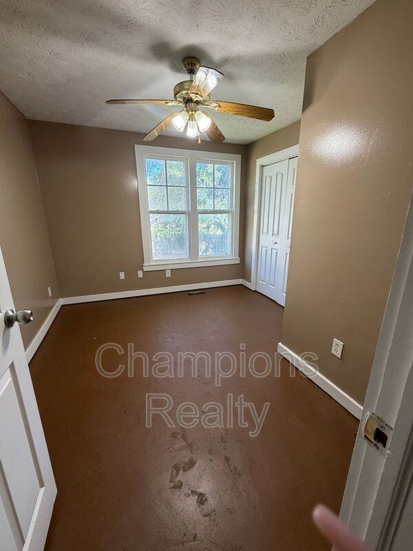 707 28th St - Photo 7 of 8