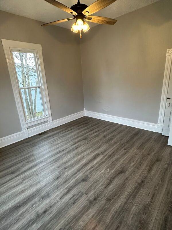 1112 E Locust St - Photo 4 of 18