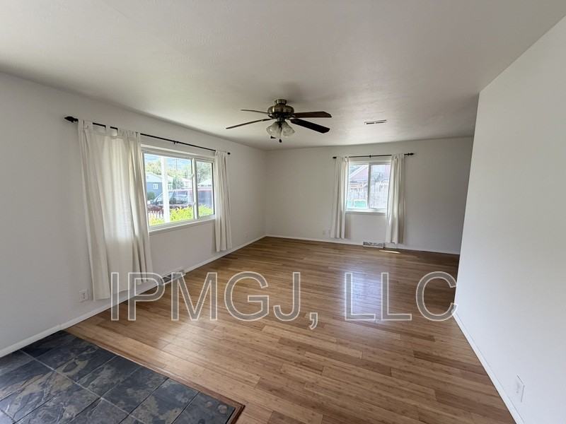 418 Main St - Photo 3 of 18