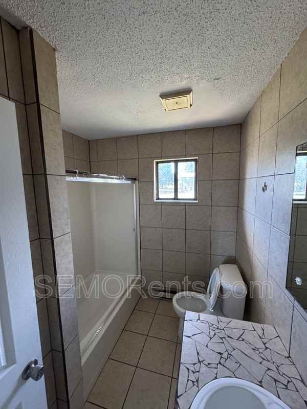 315 East Ln - Photo 5 of 7