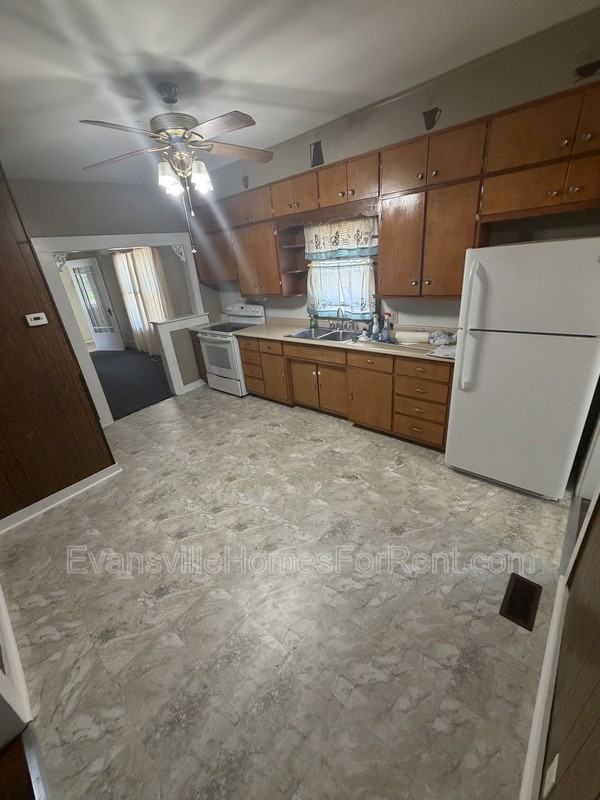 1008 Allens Ln - Photo 4 of 11