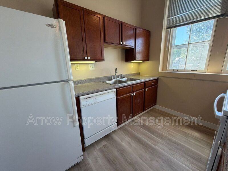 720 J St - Photo 4 of 9