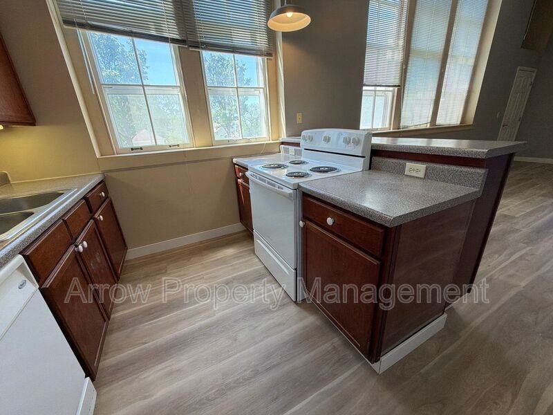 720 J St - Photo 5 of 9