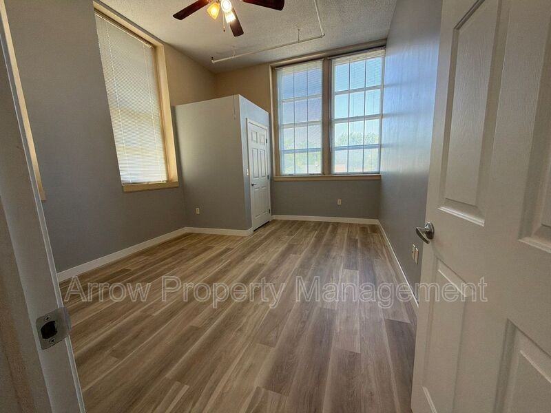 720 J St - Photo 7 of 9