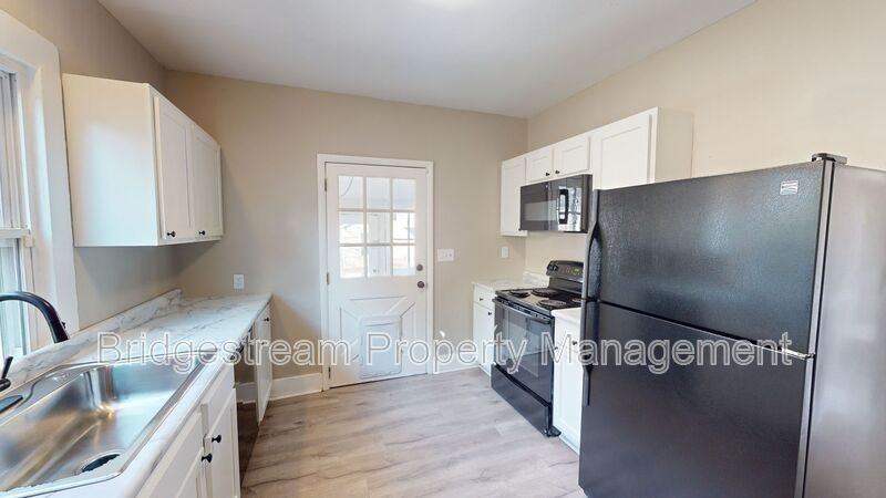 2029 Brookline Ave - Photo 4 of 9