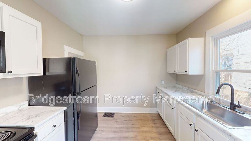 2029 Brookline Ave - Photo 5 of 9