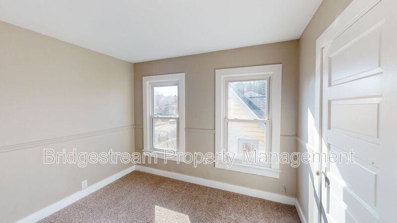 2029 Brookline Ave - Photo 7 of 9