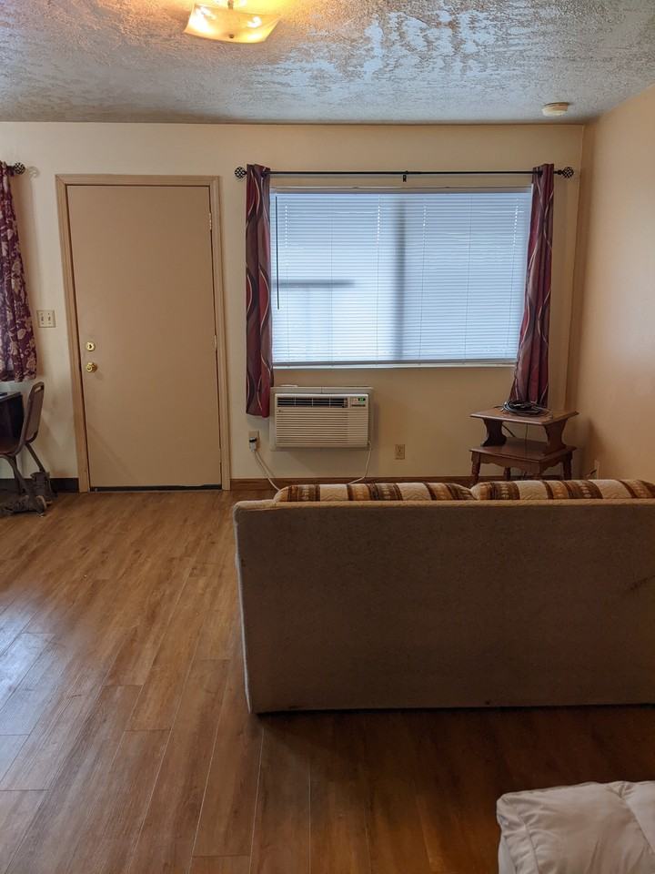 Grizzly Apartments - Photo 2 of 12