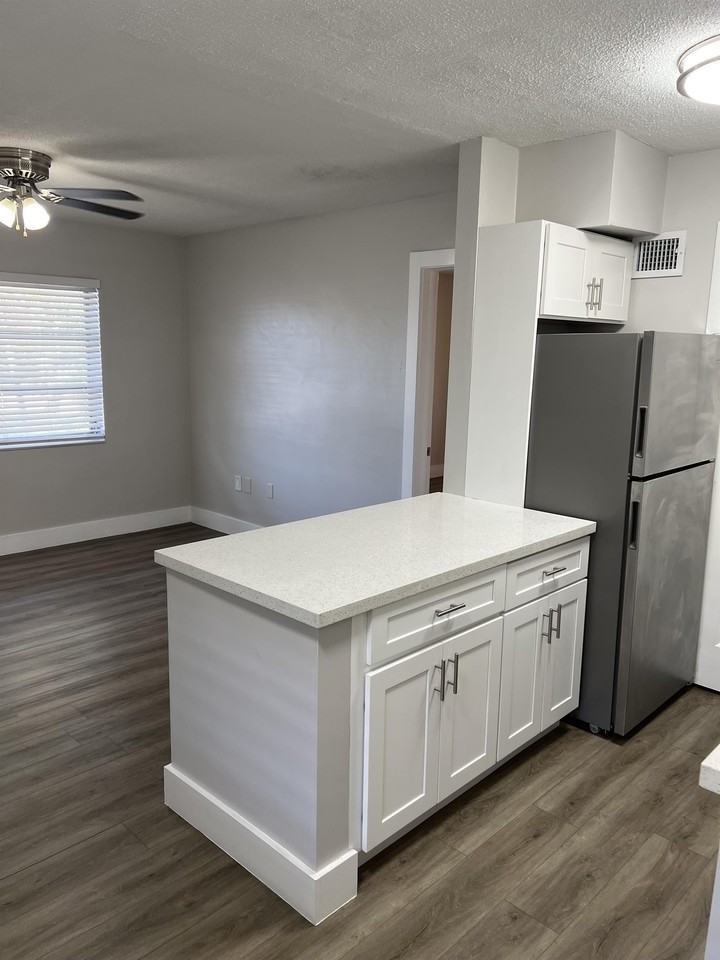 1500 NE 50TH CT - Photo 3 of 8