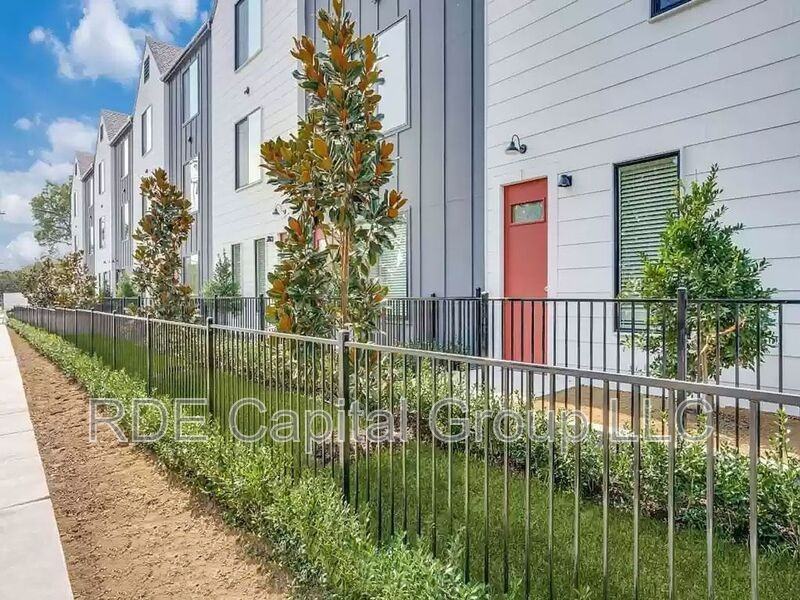 3275 Dallas St - Photo 2 of 9