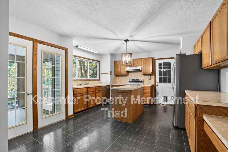407 Grenham Rd - Photo 2 of 44