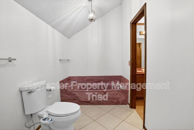 407 Grenham Rd - Photo 5 of 44