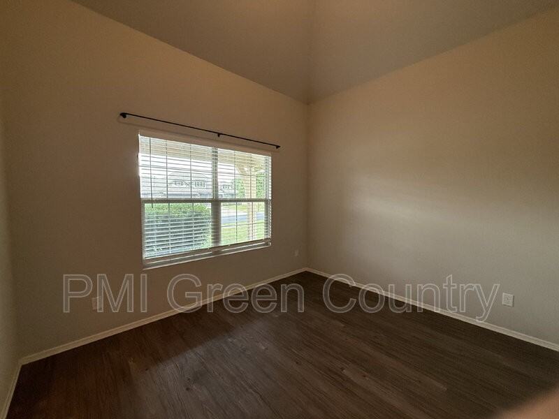 10545 N 121st East Ave - Photo 5 of 25