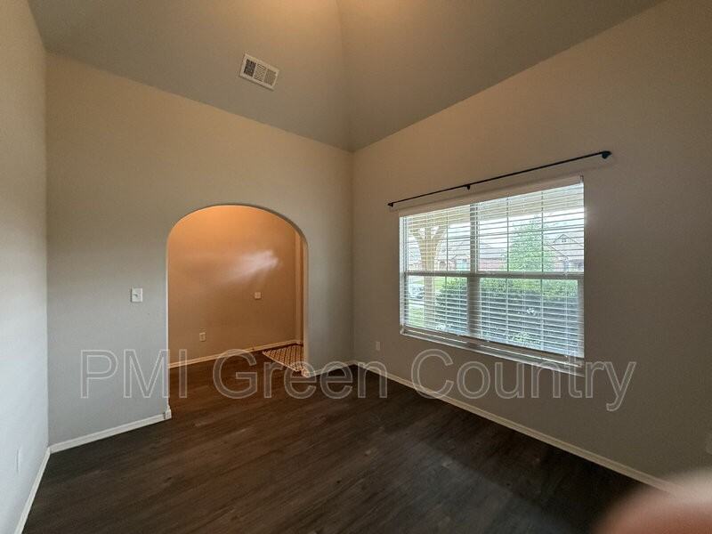 10545 N 121st East Ave - Photo 6 of 25