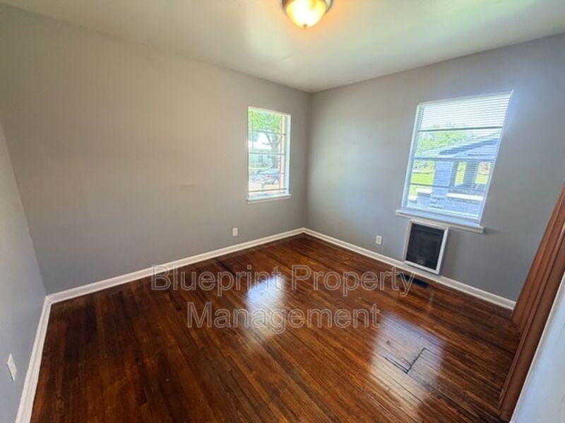 737 47th St N #A - Photo 5 of 8