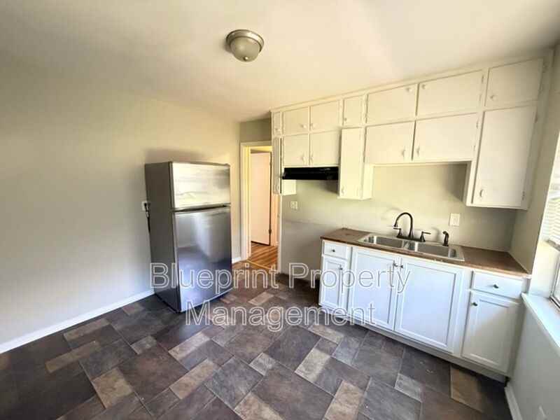737 47th St N #B - Photo 2 of 6