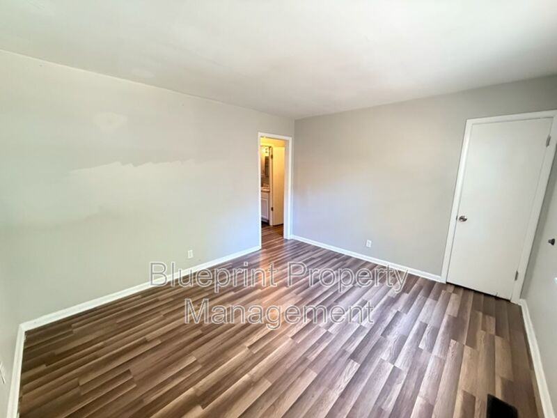 737 47th St N #B - Photo 3 of 6