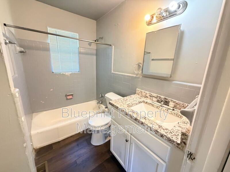737 47th St N #B - Photo 4 of 6