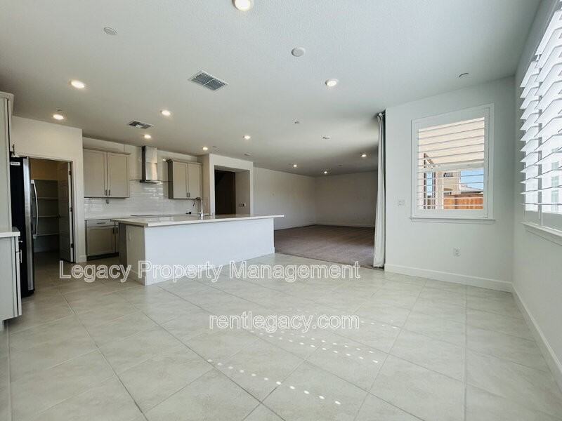 4096 Azul Way - Photo 4 of 32