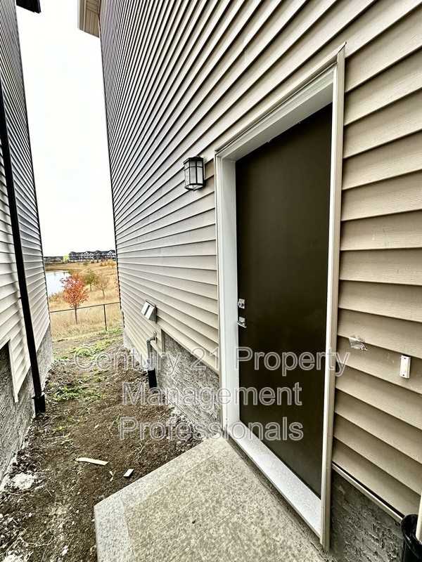 19135-29 Avenue Nw - Photo 2 of 7