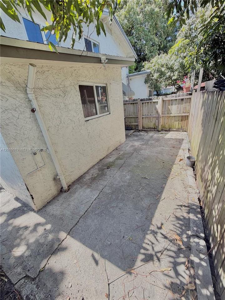 151 Nw 17th Pl #3 - Photo 2 of 12