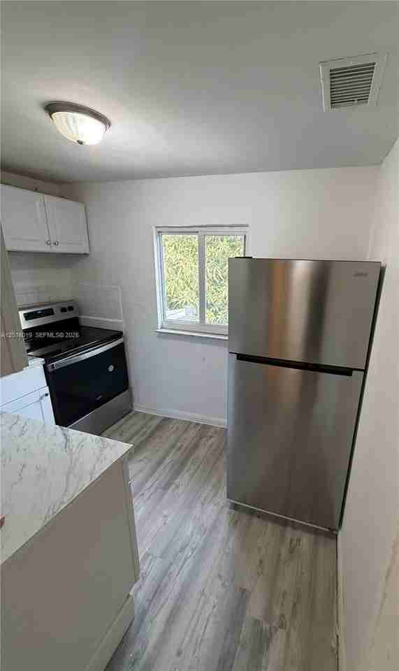 151 Nw 17th Pl #3 - Photo 3 of 12