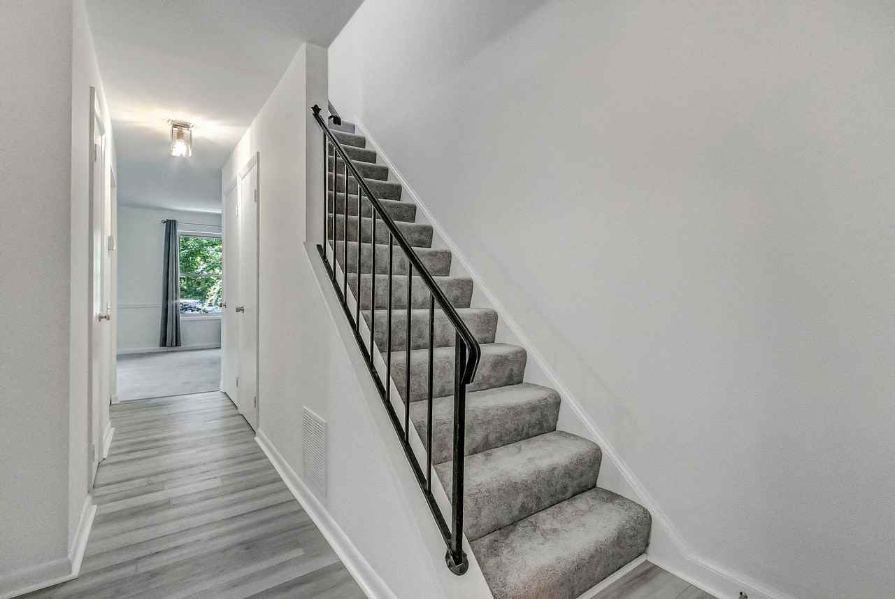 1613 Kenwood Ave - Photo 4 of 16