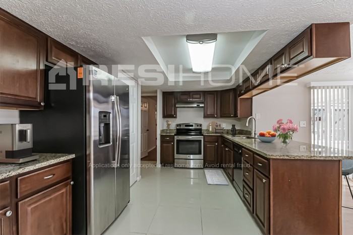 7318 Vienna Ln - Photo 3 of 19